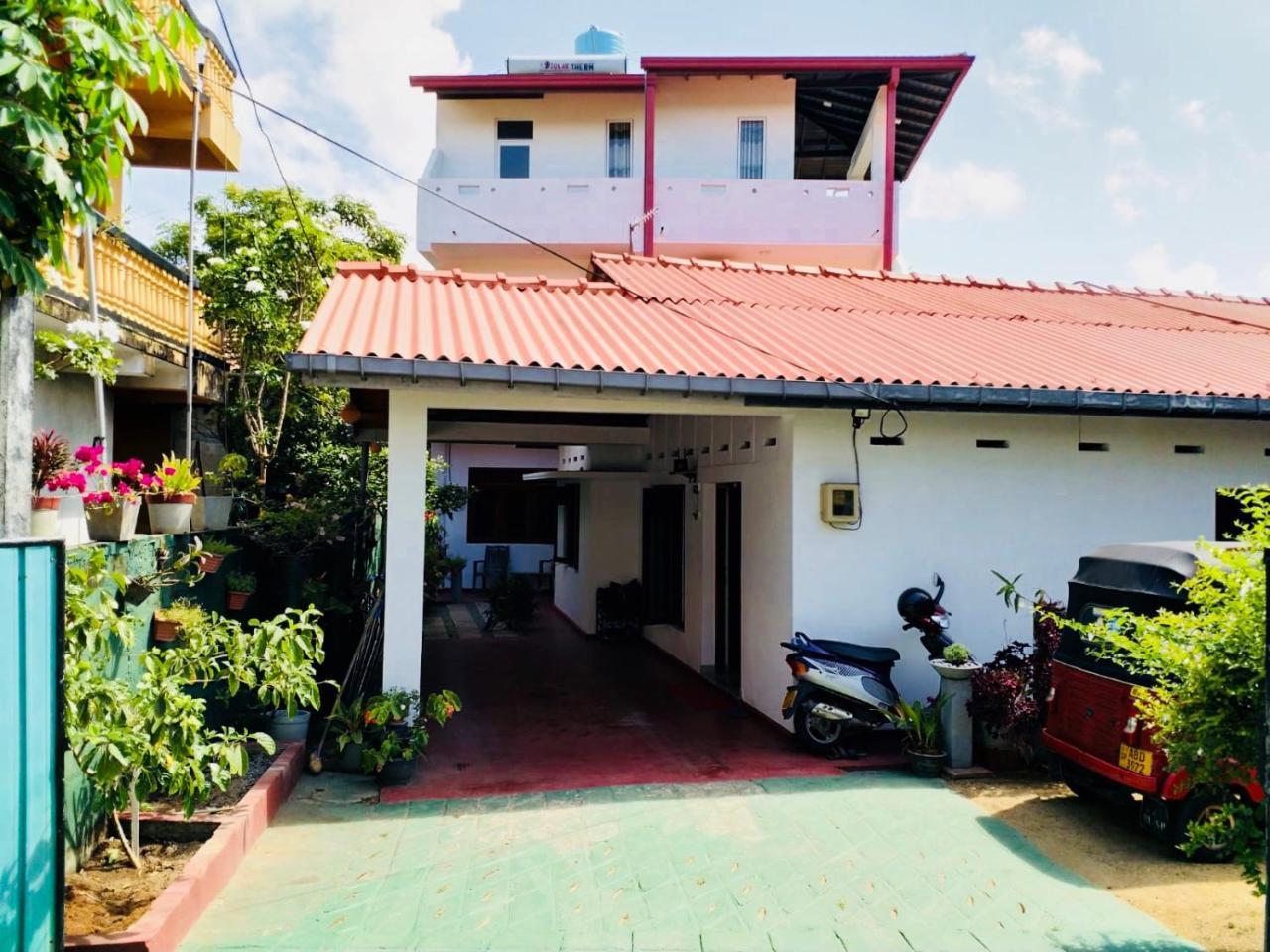 Hikkaduwa Family Inn Exterior photo